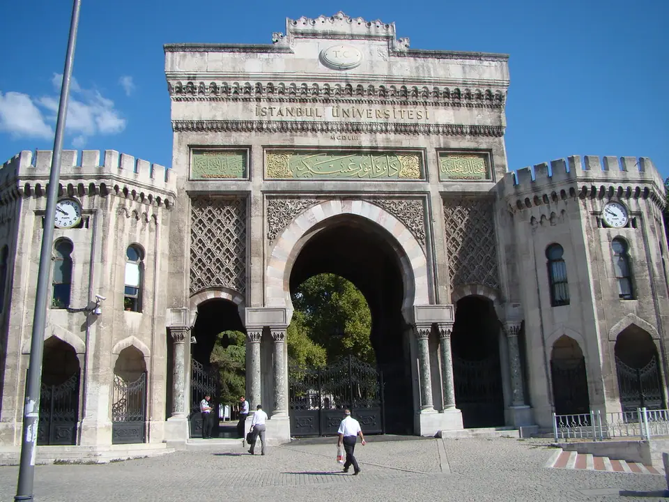 İstanbul Üniversitesi’nin Beyazıt’taki anıtsal giriş kapısı ve önündeki meydan