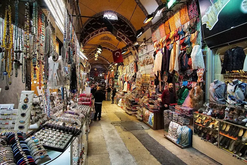İstanbul Kapalıçarşı’da iki yanı dükkânlarla dolu, tonozlu uzun bir çarşı sokağı