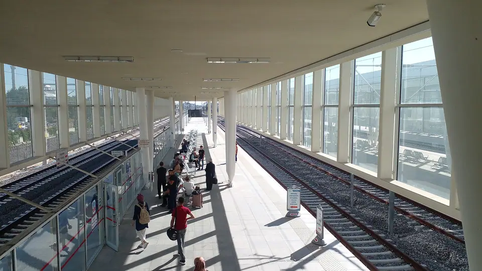 Konya Selçuklu hızlı tren istasyonunda cam cepheli uzun peron ve raylar