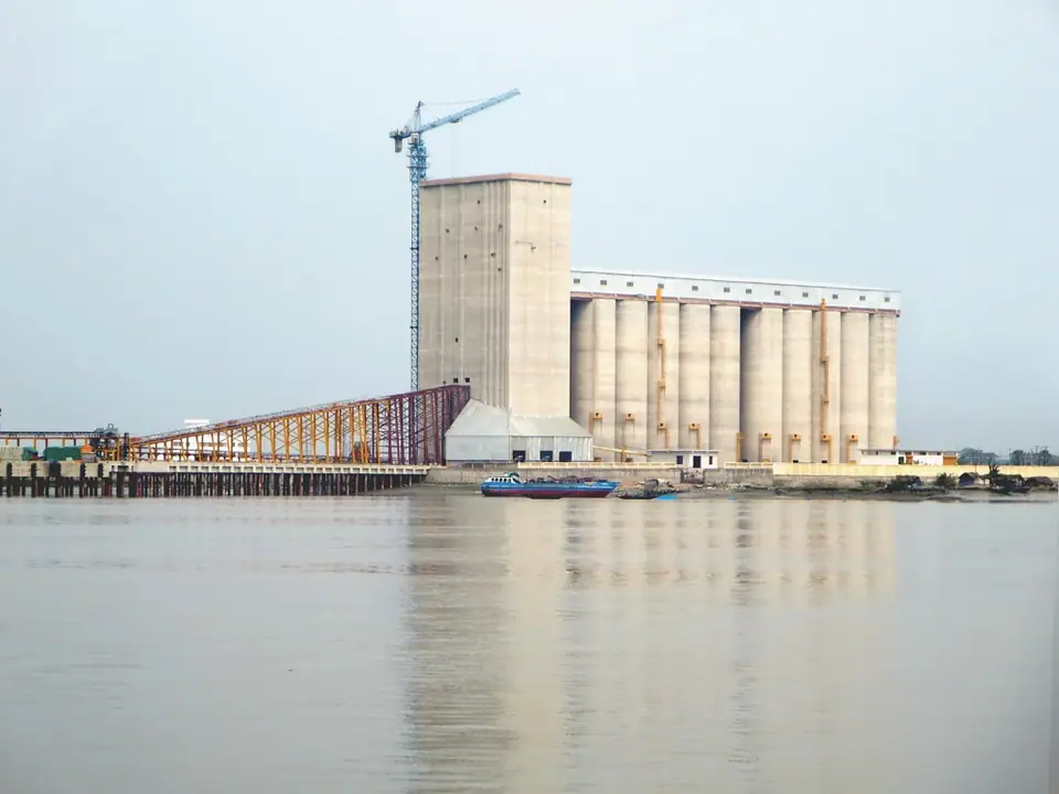 Nehir kıyısında vinçli, çok gözlü büyük bir beton tahıl silosu