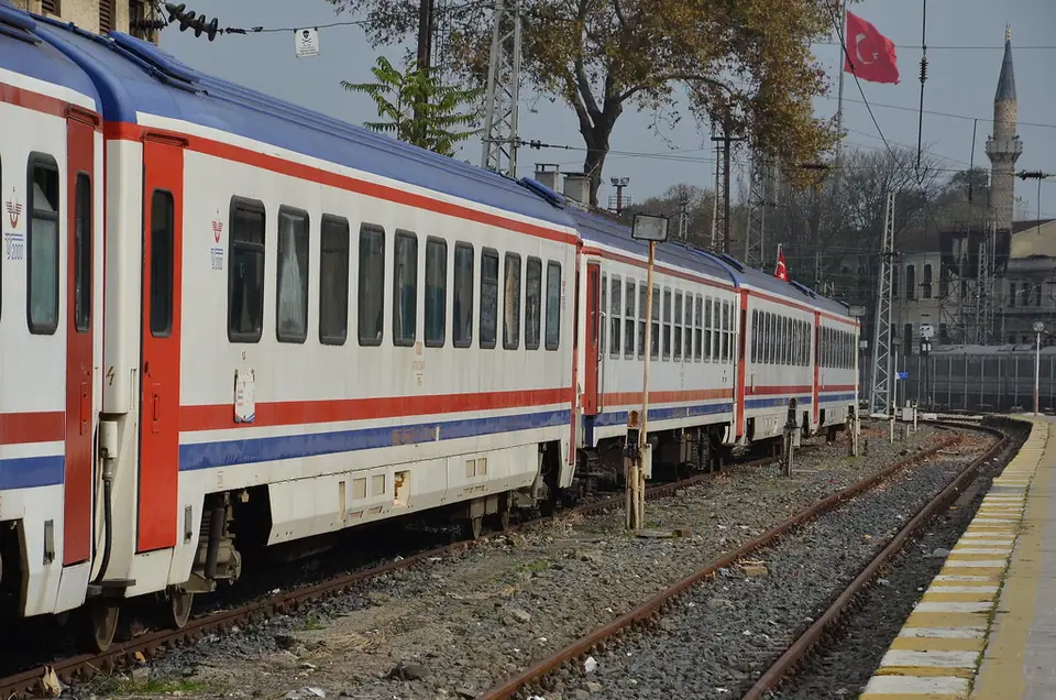 İstanbul Sirkeci Garı’nda raylar üzerinde bekleyen kırmızı-mavi şeritli yolcu vagonları
