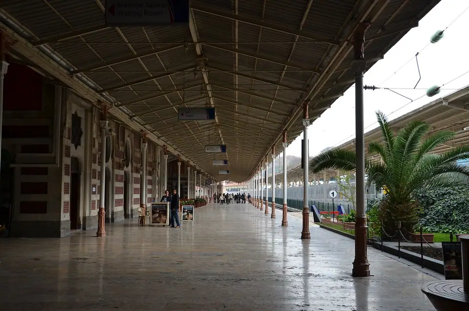 İstanbul Sirkeci Garı’nın uzun, sütunlu ve boş peronu