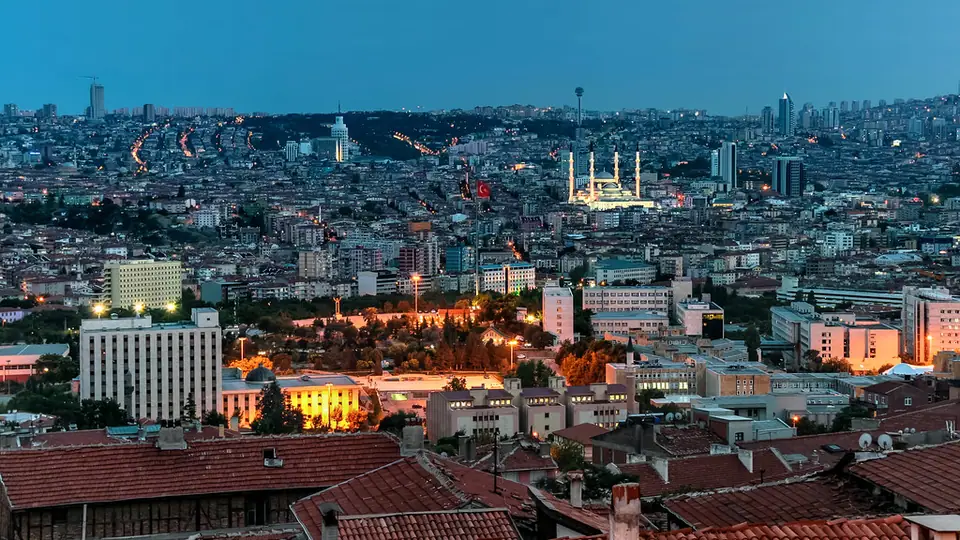Alacakaranlıkta Ankara’nın kent panoraması; ortada ışıklandırılmış Kocatepe Camii